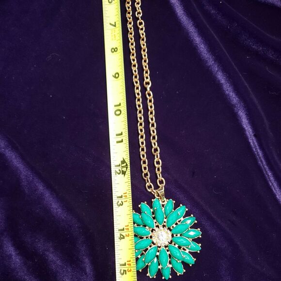 Amrita Singh Signed Necklace, Large Green Flower Medallion Pendant, Gold Tone - Picture 8 of 11